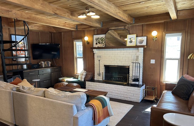Cozy 4-bedroom chalet in amazing Munds Park with WiFi