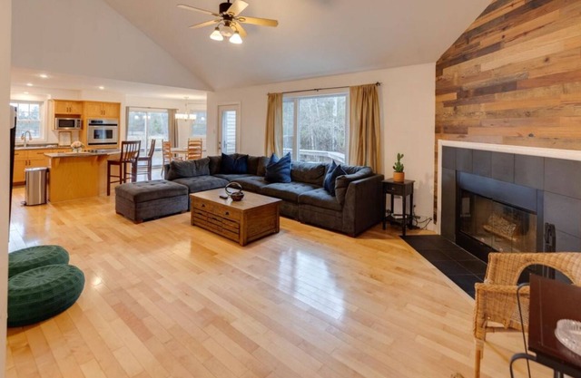 Cozy 4 bedroom house for rent in the heart of the Mountains. Minutes to Cannon.