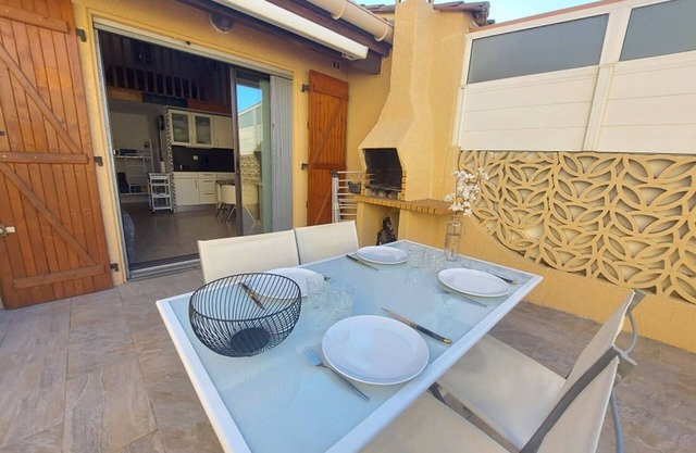 Cozy 4-Person Beachside Home with AC, Terrace & Parking