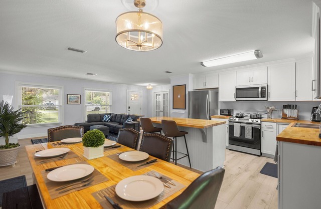 Cozy 4BR King Suite Home by WEC & Downtown!