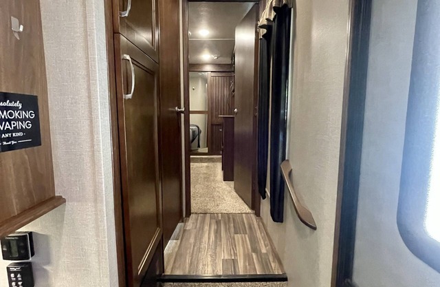 Cozy/5th wheel camper/ fire pit/large deck/close to Hochatown/Pine Creek Lake