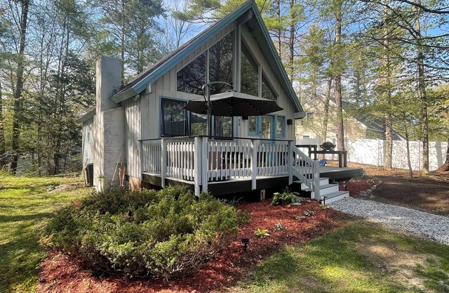 Cozy A-frame cabin just a short walk to town.