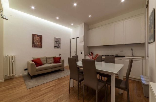 Cozy and comfortable 70sqm apartment, able to accommodate up to 3 people, located on the ground floor of a five-story building, less than 5 minutes' walk from the Bologna Metro station and the square of the same name.The apartment is complete with a livi