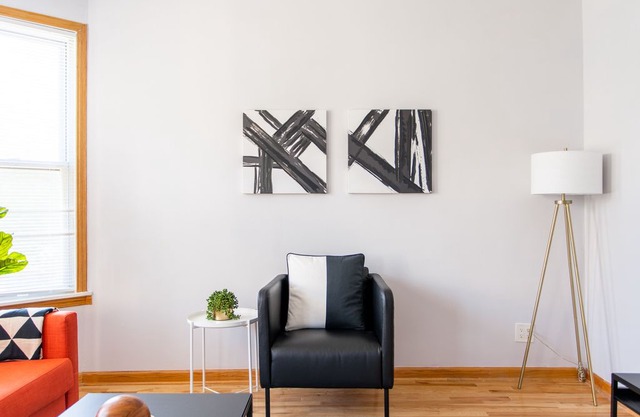 Cozy and Comfy Condo Near Wrigley | Cubs | Logan Square HL1