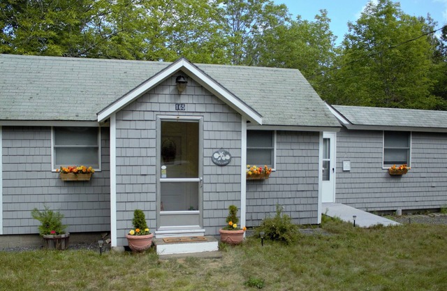 Cozy and Convenient Cottage, 3 miles from Downtown Bar Harbor on Rt 3