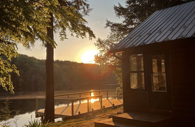 Cozy and private lakefront cabin - perfect for large groups & family reunions!