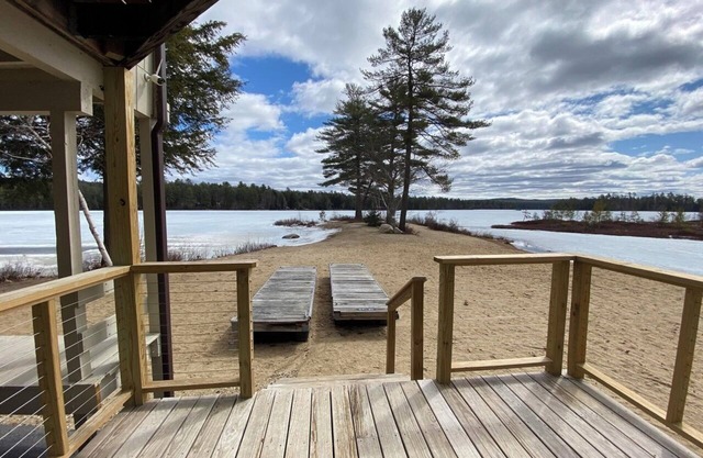 Cozy and roomy Maine family retreat 5 mins from Pleasant Mountain
