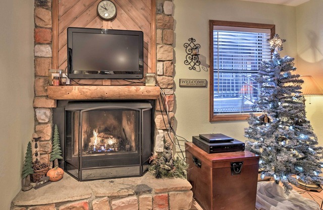Cozy Angel Fire Condo < Half Mi to Resort!