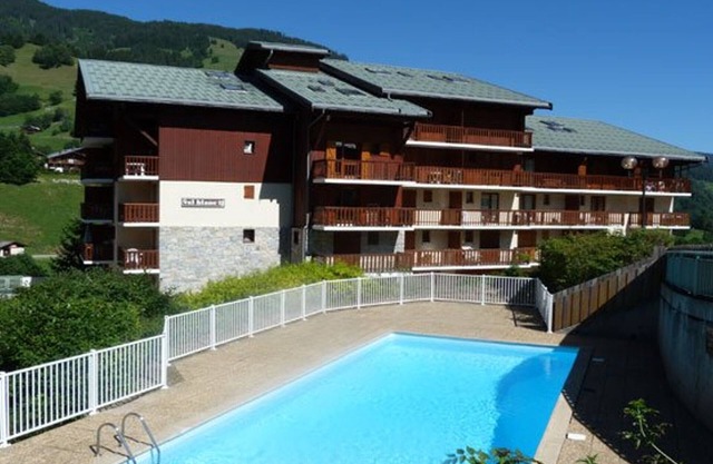 Cozy Apartment for 2-4 People, Central Location, Near Ski Slopes, Pool Access in Summer