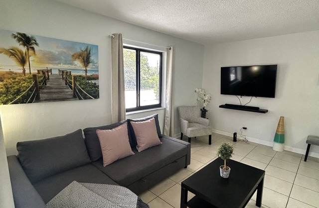 Cozy apartment in Hollywood. Ideal Location Near Beach, Shops, and Highways