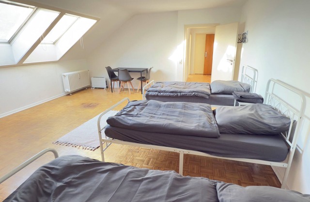 Cozy apartment with 3 single beds & kitchen in Leverkusen