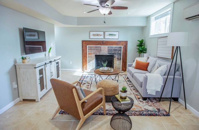 Cozy Basement Suite with Full Kitchen, Walk to Edgewood