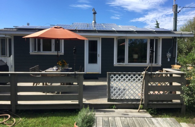 Cozy Beach Cottage by the Sea