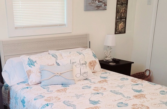 Cozy Beach Cottage! Dog Friendly!