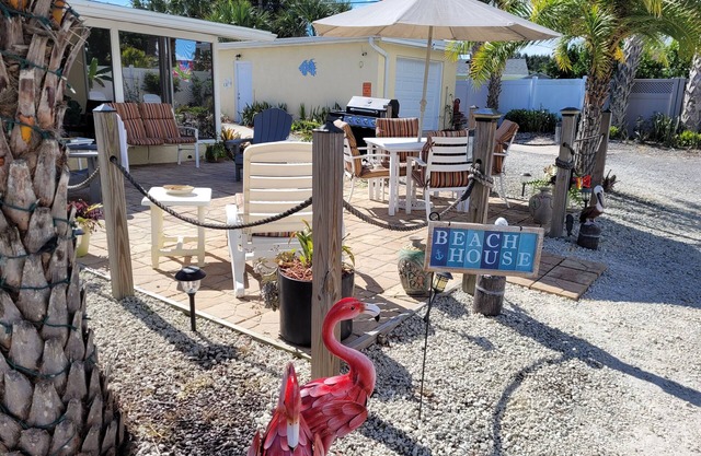 Cozy Beach Home, WIFI, Turnkey, Walk to the Beach