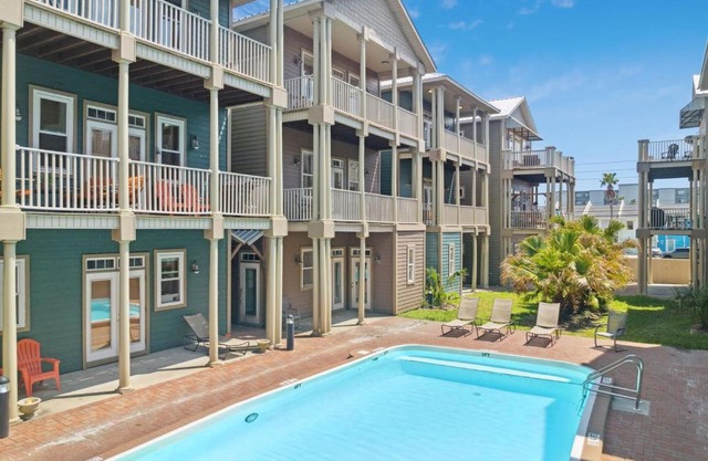 Cozy Beach House (4 min walk) w/Pool + Fast WiFi