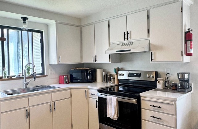 Cozy bedroom in my home with myself & my puppy in Lava Hot Springs AC, WiFi