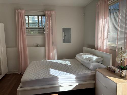 Cozy Bedroom Near Beach, Stanley Park, Cypress Mountain, Downtown Vancouver