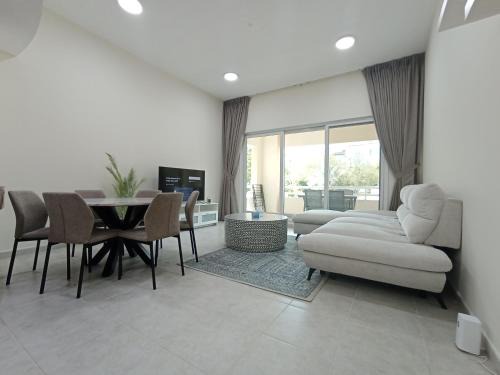 Cozy Bedroom Retreat in Green Community Pool View