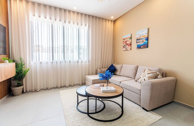 Cozy Boho Beige Apt - 5mn To Surf Beach, WFH w/High Speed WiFi & Free Parking