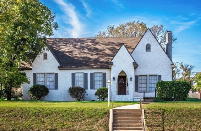Cozy Bungalow on Washington – Private Office