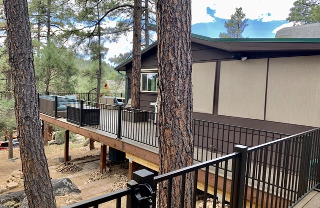 Cozy Cabin: Deck, Hot Tub, Views & Starry Nights