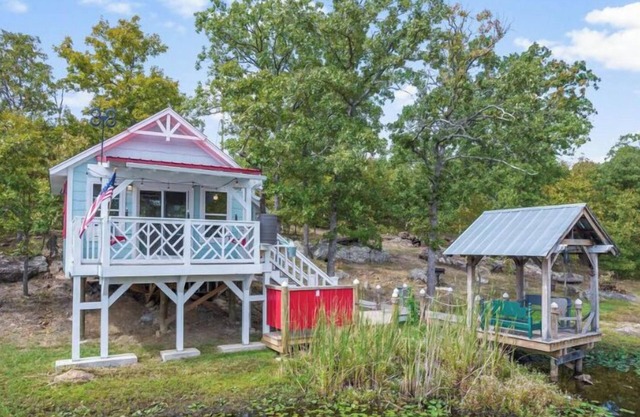 Cozy Cabin, firepit, with 10 acres to roam, private pond and Dock, s’more’s