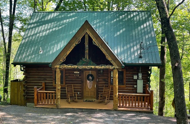 COZY CABIN! Perfect Honeymoon or Private Getaway. Hot tub & Fireplace