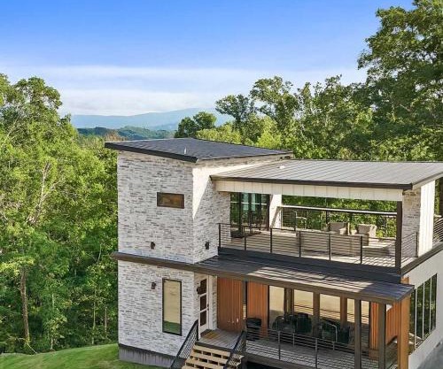 Cozy cabin retreat w Hot Tub & Rooftop Deck near Dollywood