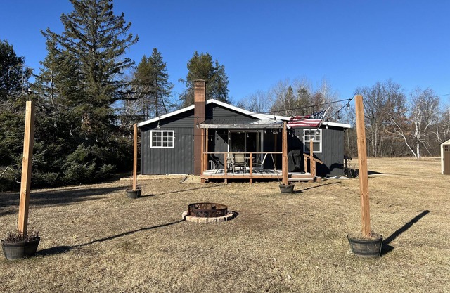 Cozy cabin, Wi-Fi, on ATV trails in the ❤️ of the waterfall capital, dogs welcome