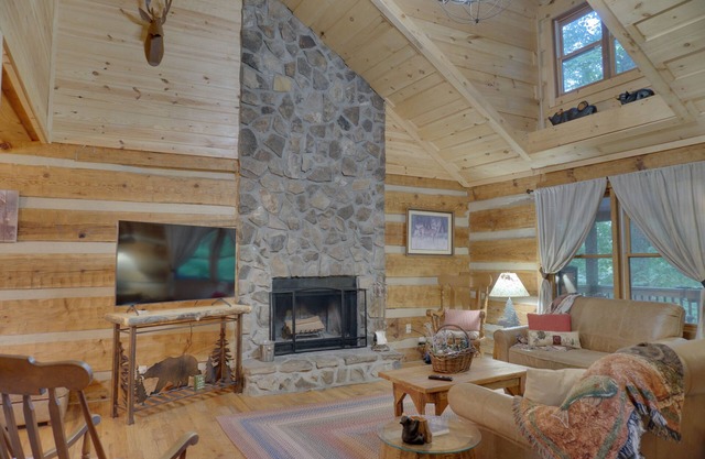 Cozy Cabin with ADA accessible, golfing, hiking, beach, tennis, and more!