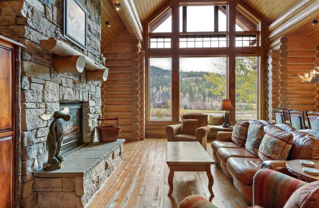 Cozy cabin with hot tub and resort amenity access