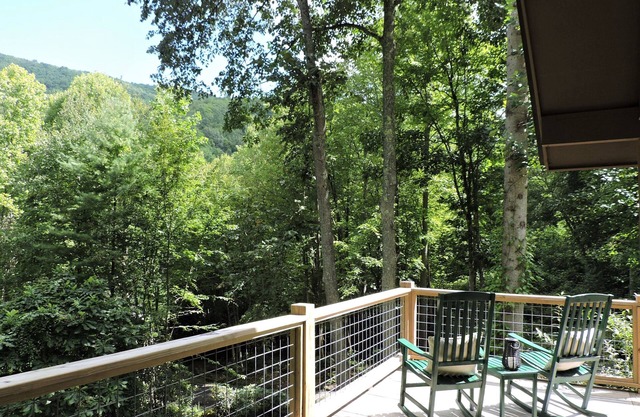 Cozy cabin with Paved access, Carport & Fast Wi-Fi, available Oct 5-11 & 14-23