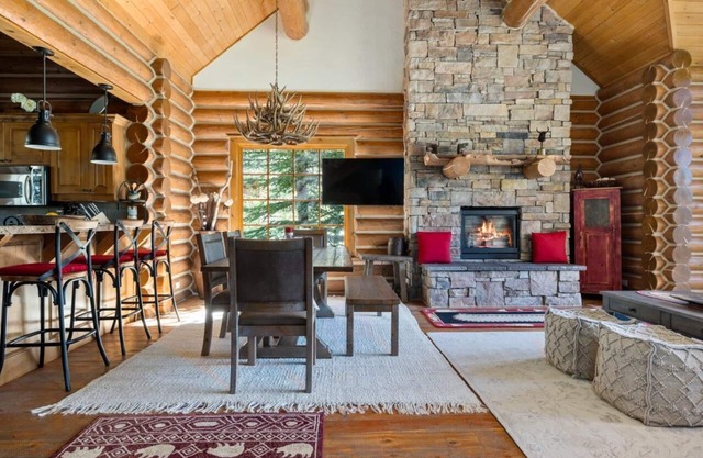 Cozy cabin with quiet workspaces and national forest views