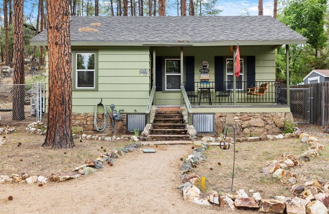 Cozy canyon cabin nestled in the Prescott Pines-dog-friendly for your getaway!