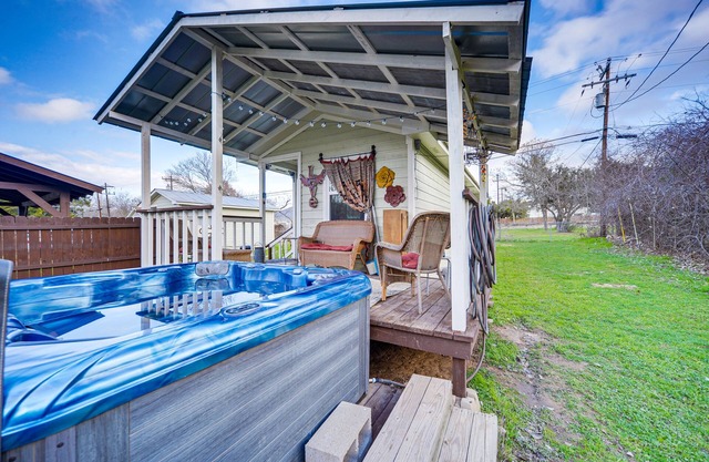 Cozy Canyon Lake Cottage Rental w/Private Hot Tub