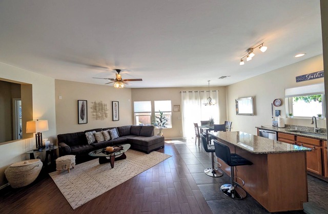 Cozy Casa on cul-de-sac corner lot, heated spa, bring your fur baby!