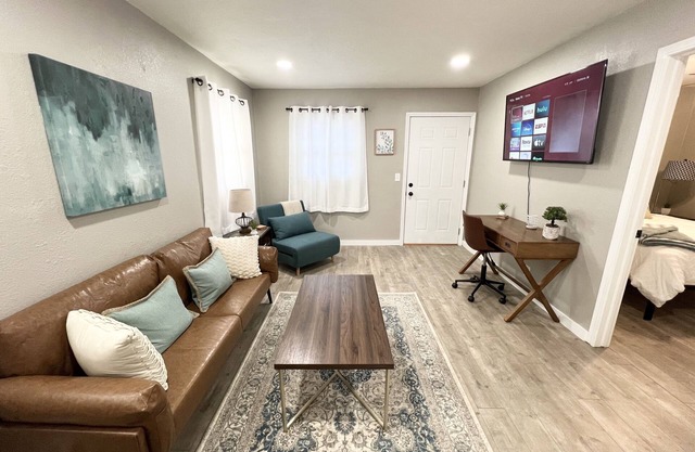 ⭐️Cozy Central Stay - Near Airport - Sleeps 2