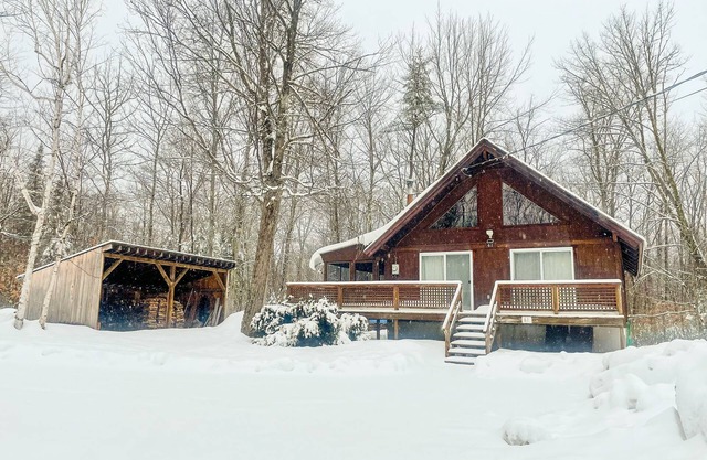 Cozy chalet near lakes and mountains. Pet friendly!