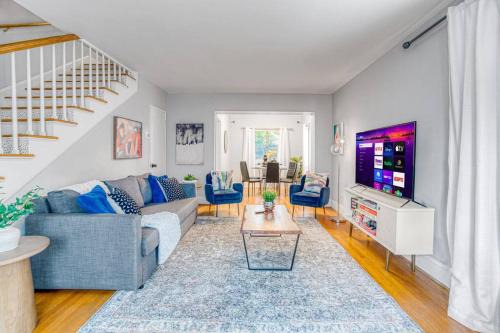 Cozy & Charming Home, Minutes to Everything!