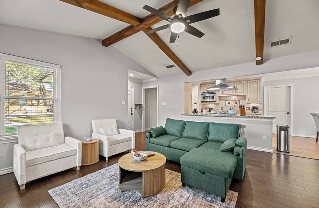 Cozy & Charming l UNT/Downtown l Game Room l Parking l Large Yard