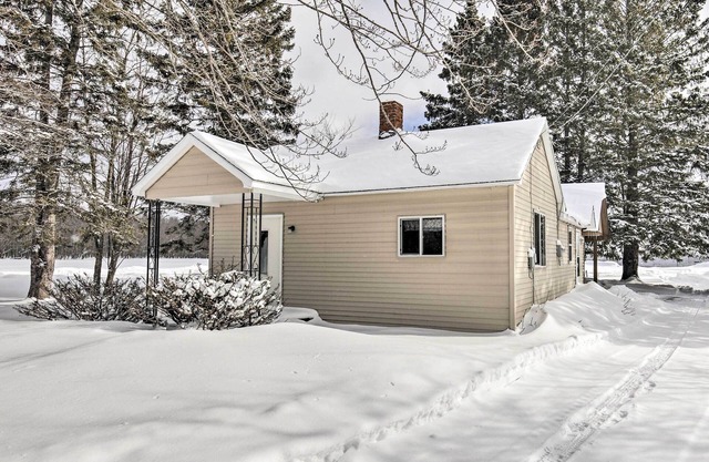 Cozy Chassell House - 10 Mi to Portage Lake!