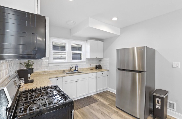 Cozy chic home near O'Hare 3 bedroom 2 bathroom open concept home