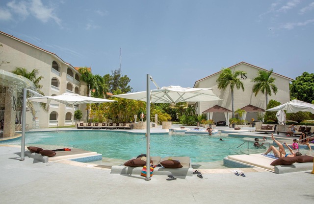 COZY & CLEAN 2 Bedroom Presidential Suite next to beach