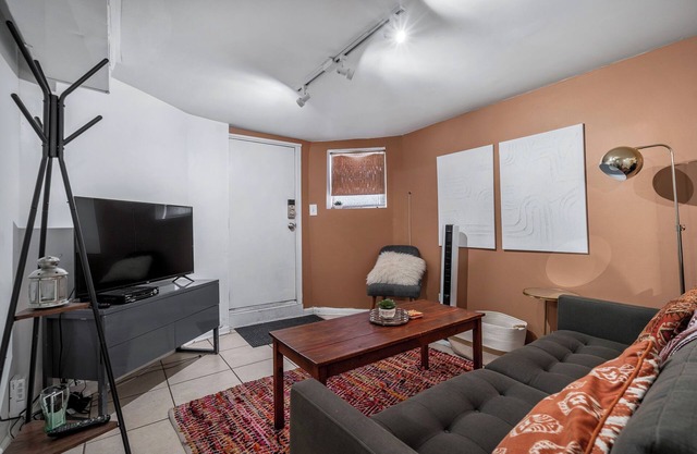 Cozy & Colorful garden unit in Logan Square