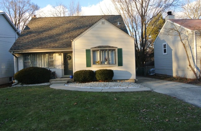 Cozy, comfy, convenient, w/a touch of modern located in beautiful Lake Ellyn!