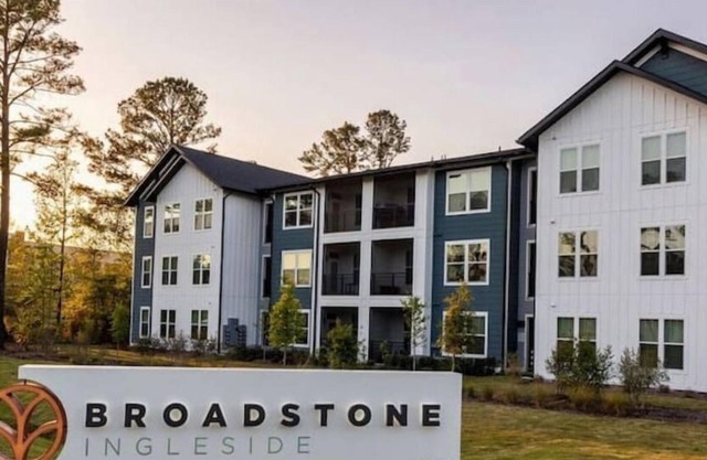 Cozy Comfy Ladson Apartment