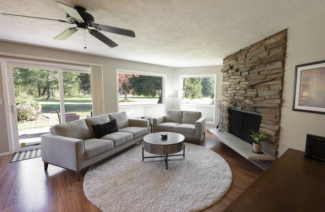Cozy Condo in Mount Hood Village! A short drive to hiking & Mt.Hood ski resorts!