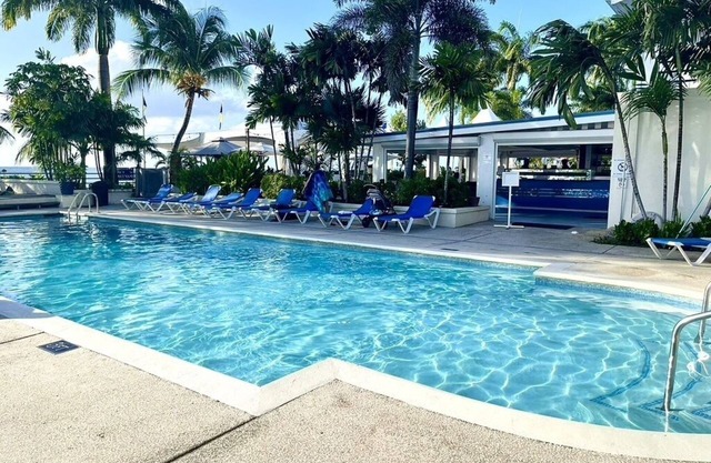 Cozy condo - stone throw away from the beach !