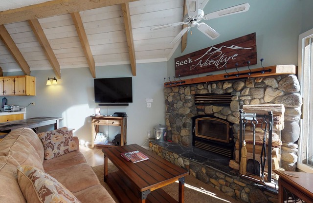 Cozy condo with fireplace - near lake, skiing & hiking